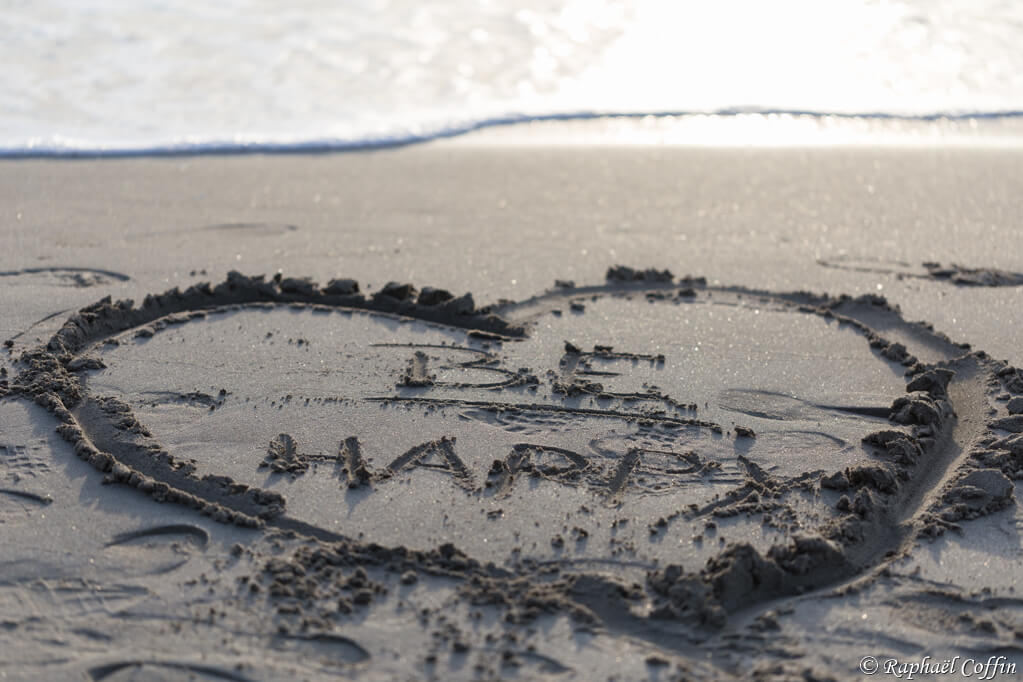 Dessin de coeur sur le sable