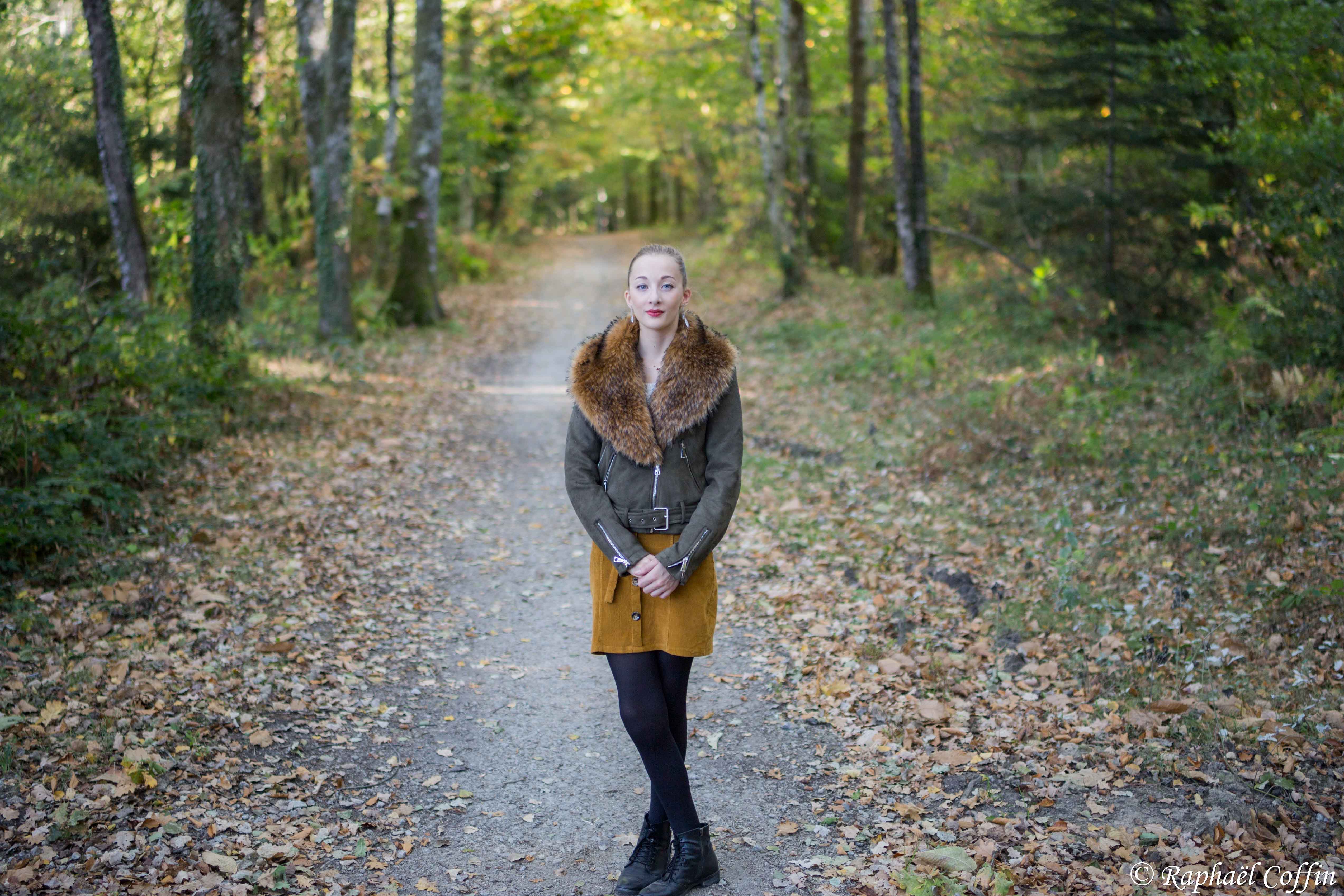 Portrait au milieux d'une allée d'arbre en automne