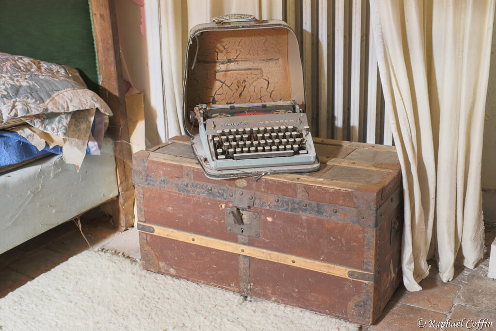 Ancienne machine à écrire en état
