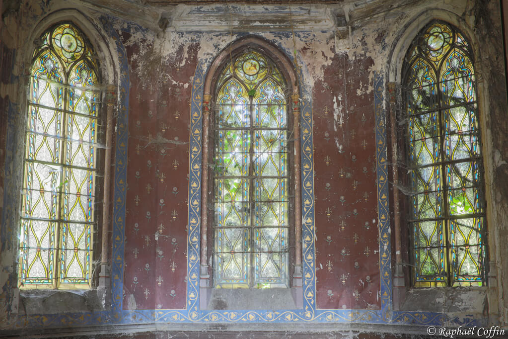 Trois magnifiques vitraux de la chapelle