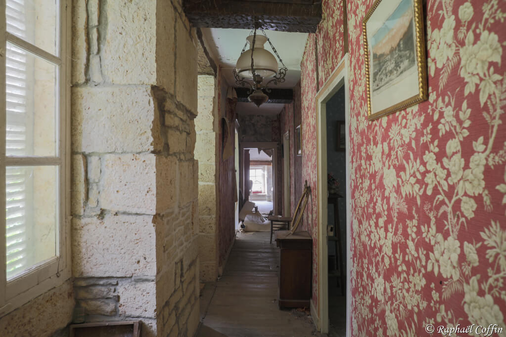 Couloir avec tapisserie rouge