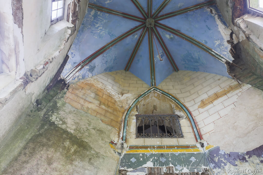 Magnifique plafond bleu dans une chapelle abandonnée