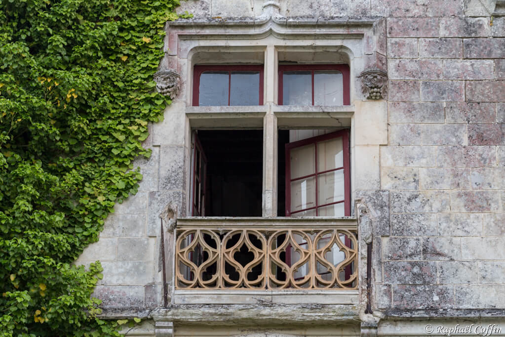 Fenêtre avec son balcon au château Séquoia
