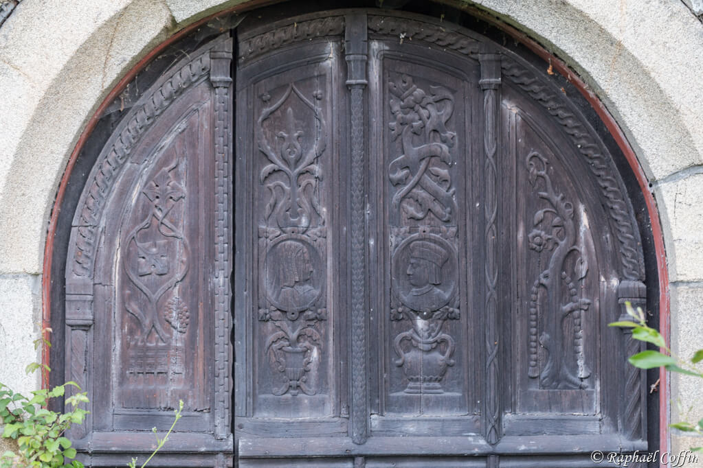 Magnifique porte en bois sculptée et classée urbex Bretagne