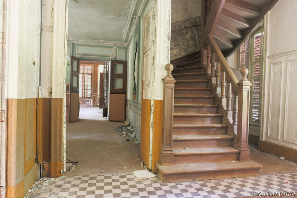 Gros escalier dans un château abandonné