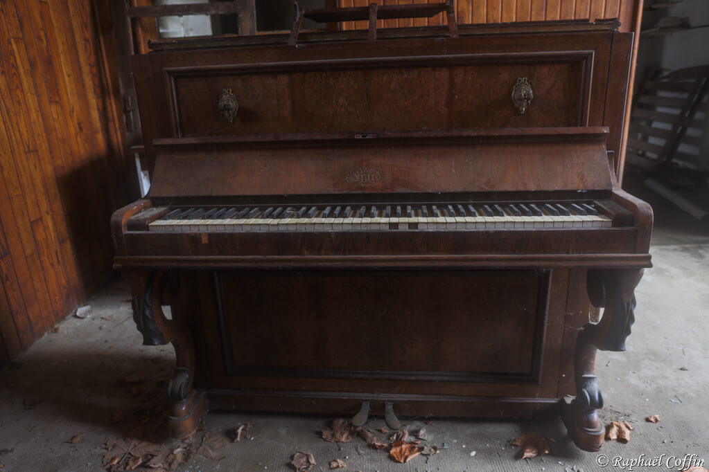 Urbex découverte d'un piano dans un château abandonné