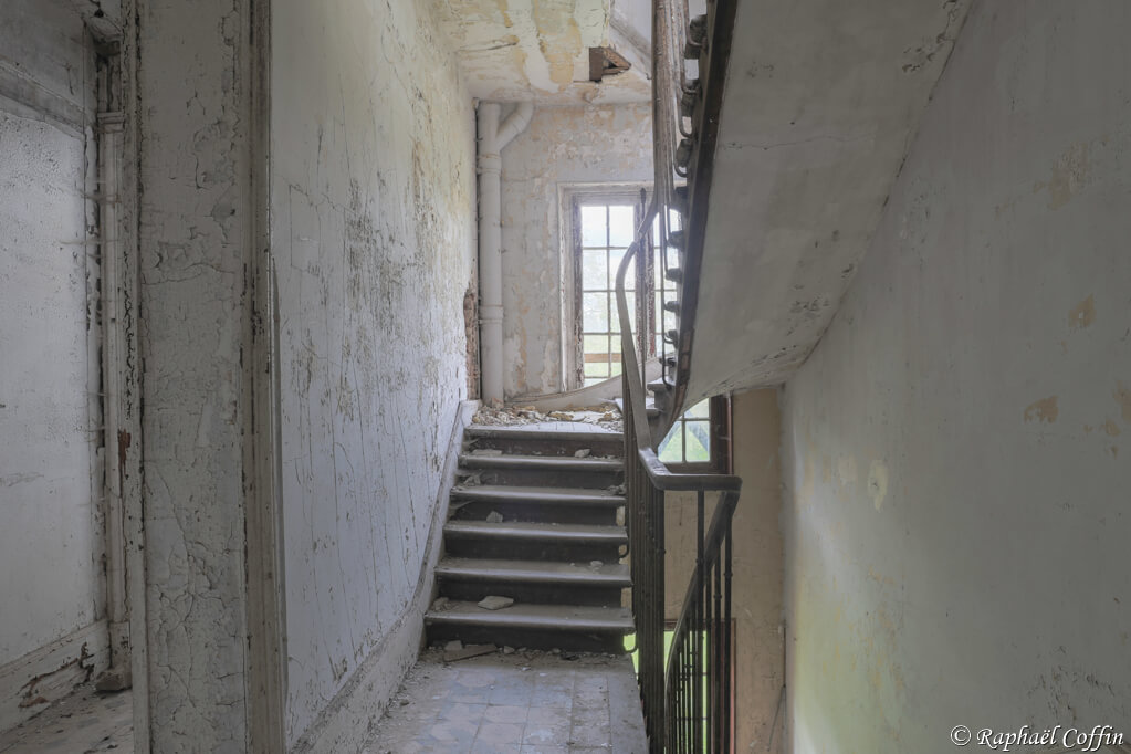 Petit escalier dans un manoir abandonné