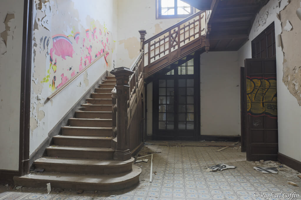 Grand escalier dans un manoir abandonné