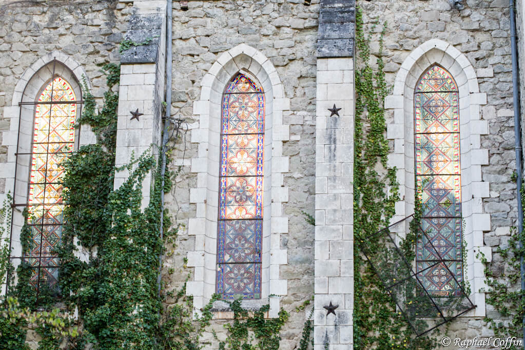 Magnifiques vitraux de l'église abandonnée