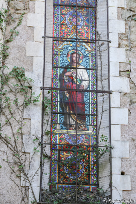 Gros plan sur le vitrail représentant le Christ