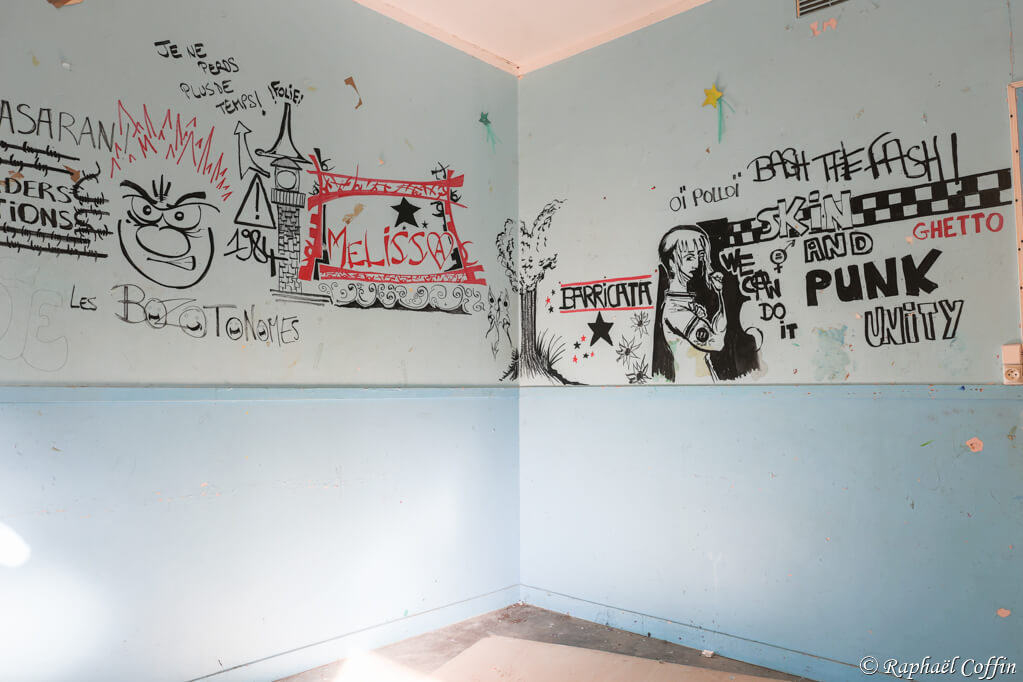 Graffitis sur une salle de classe abandonnée