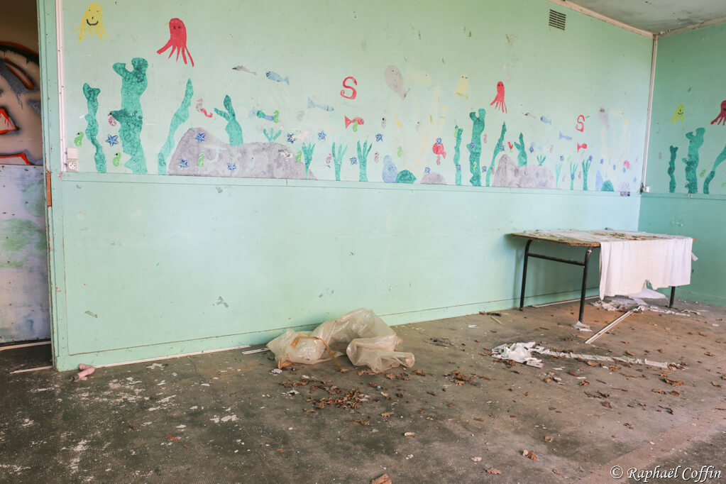 Dessins d'enfants dans une salle de classe abandonnée