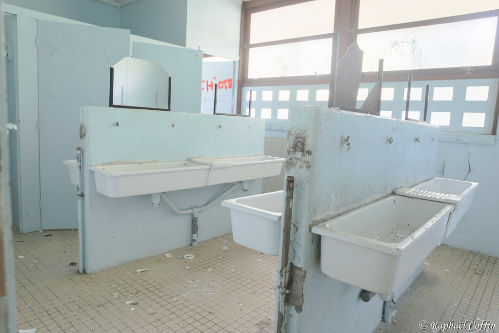 Toilette d'une école abandonnée