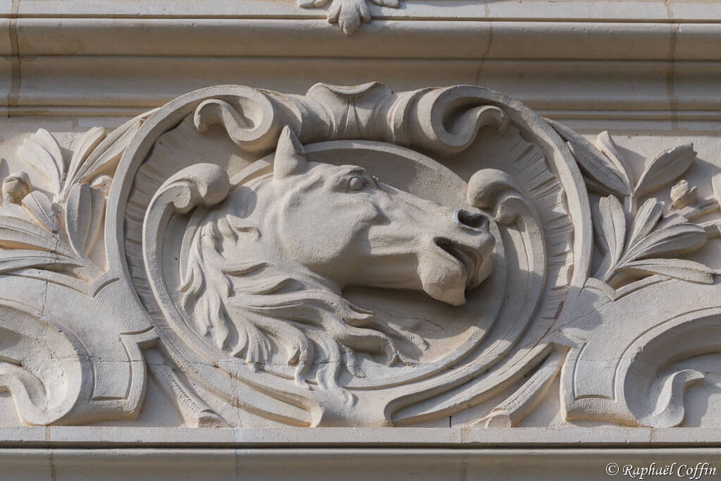 Urbex sculpture d'une tête de cheval sur la facade du château