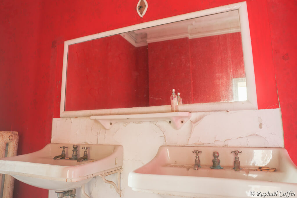 Urbex salle de bain toute en rouge 