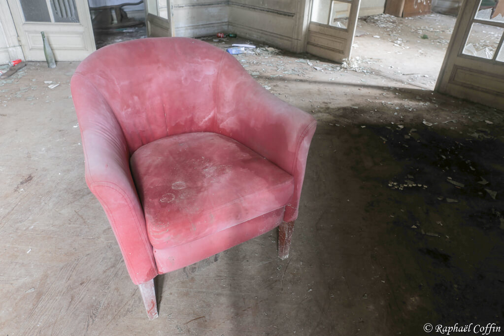 Urbex chaise rouge dans un salon