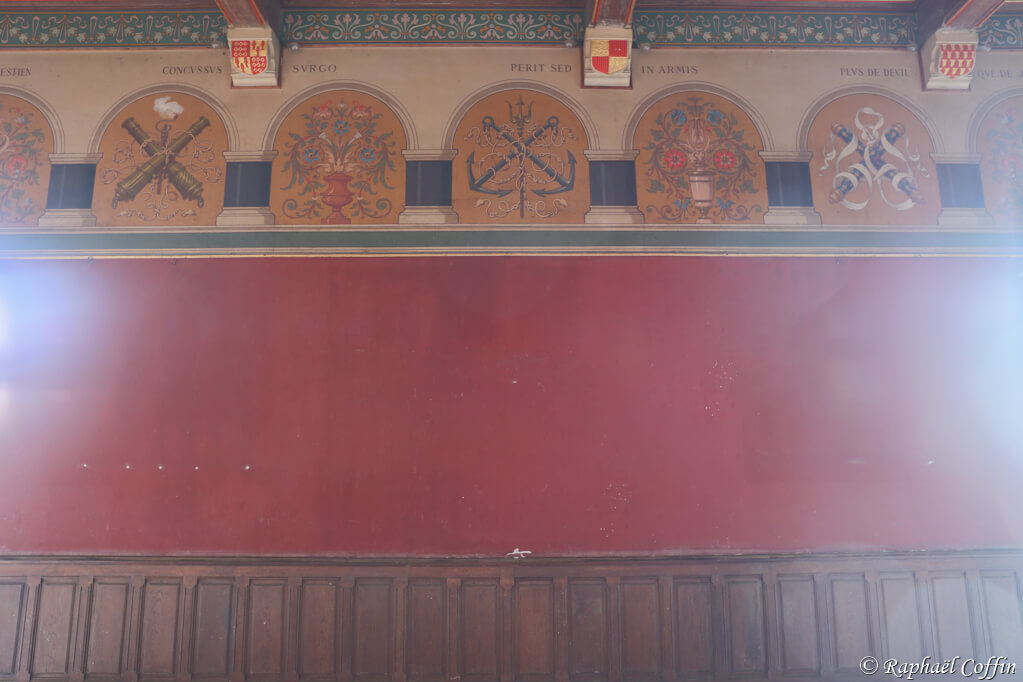 Blason sur le mur rouge du château