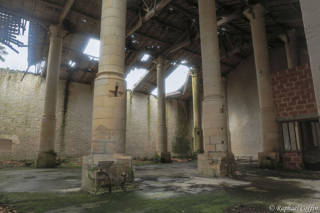 Grandes colonnes d'un hangar abandonné