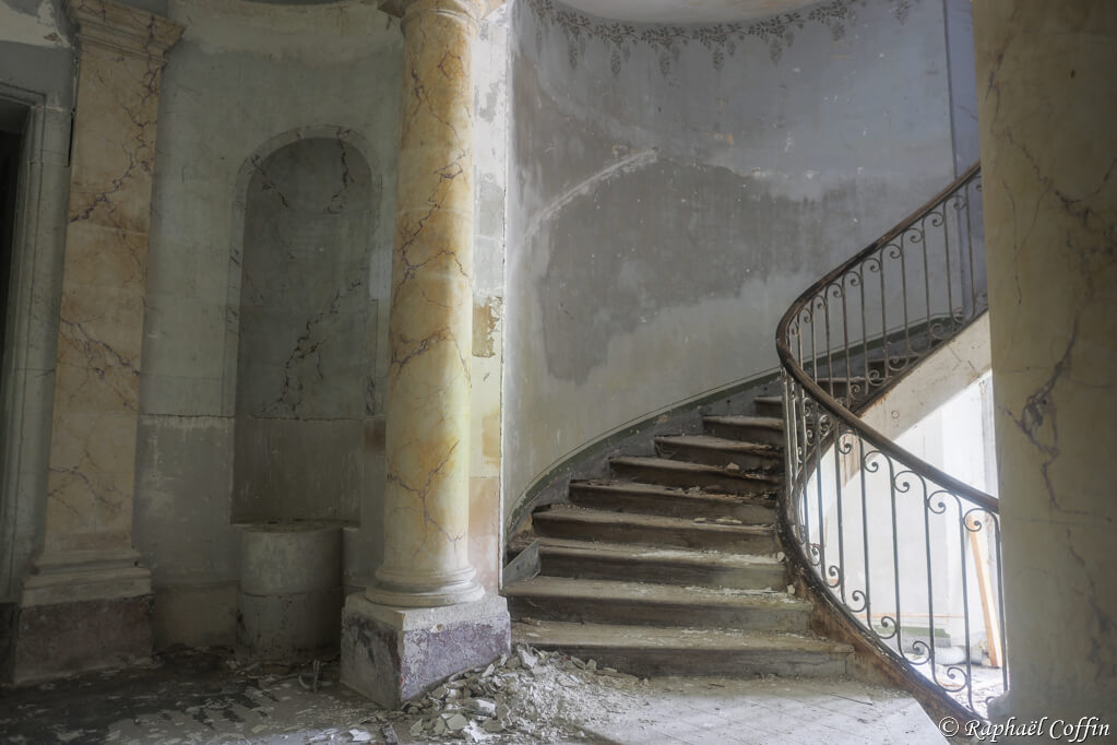 Colonnes de marbre dans un escalier abandonné