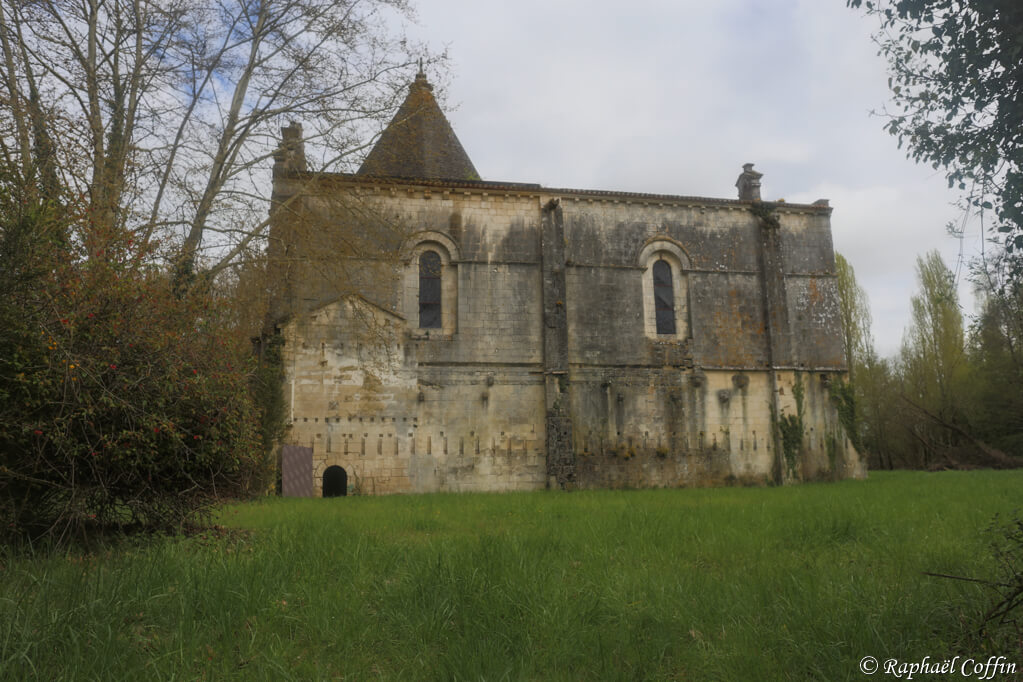 Vu de profil de l'église abandonnée