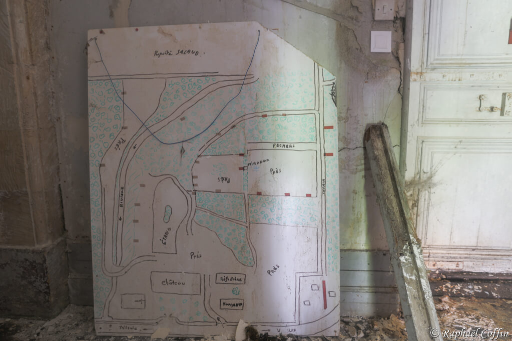 Plan papier d'un château abandonné