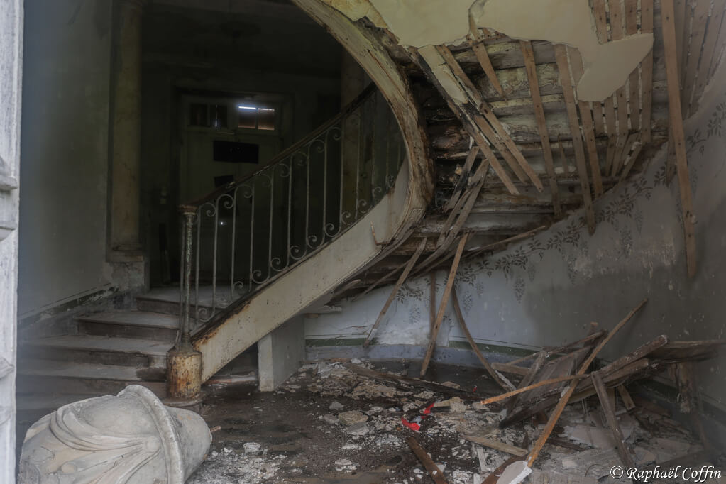Escalier détruit dans un château abandonné