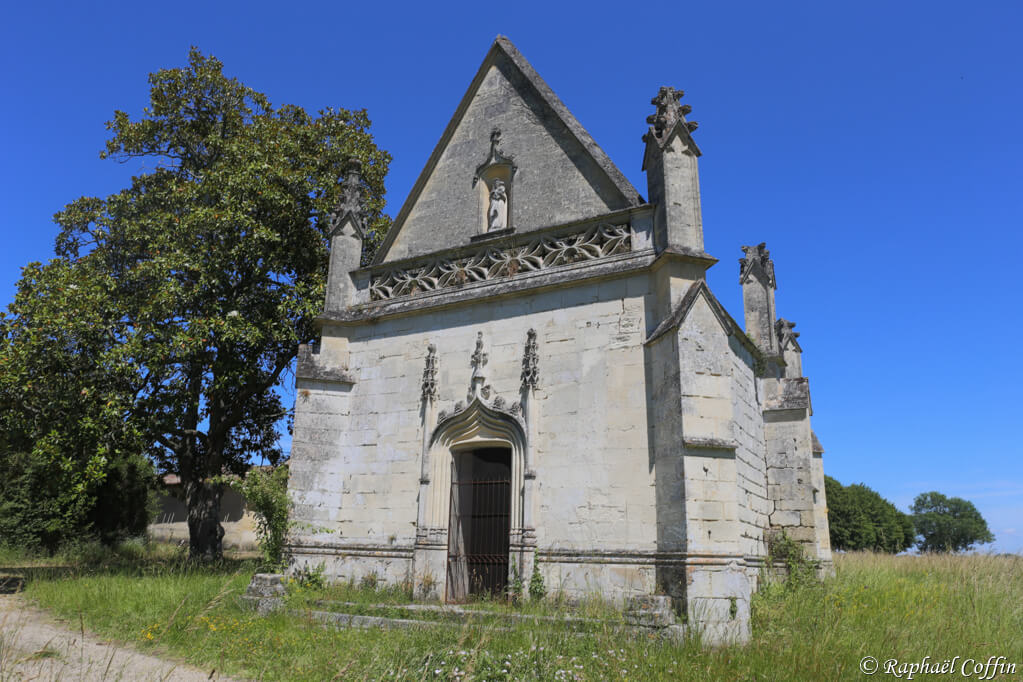 Eglise attenante au château abandonné