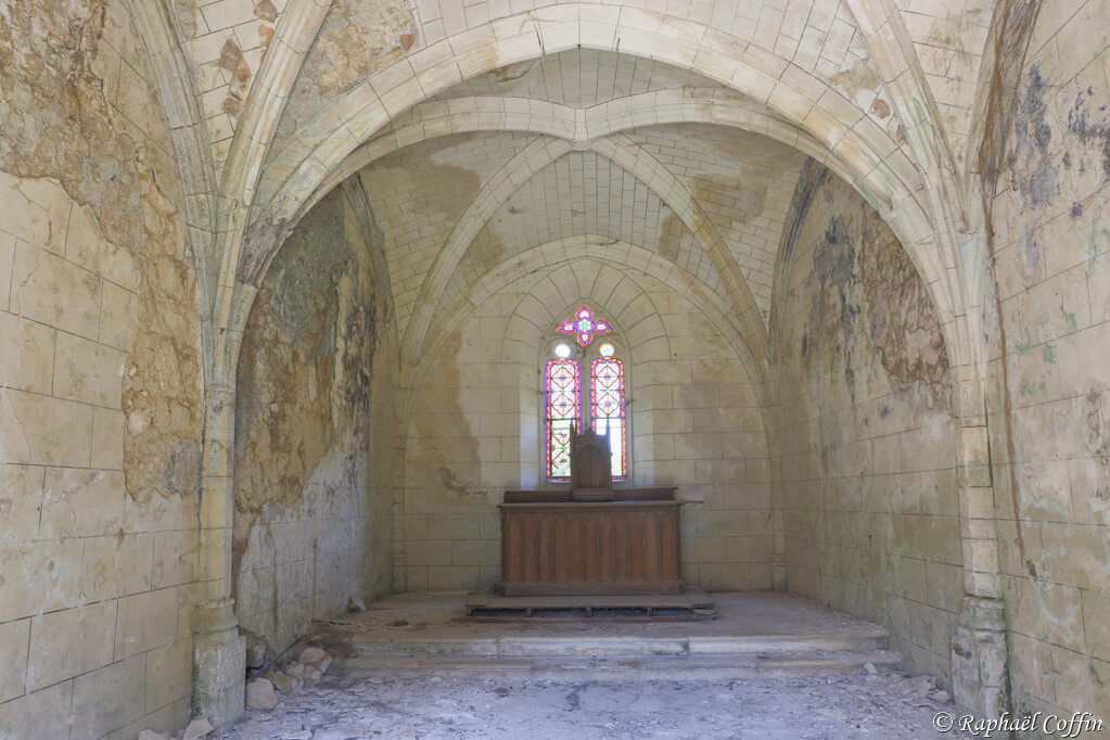 Interieur de la chapelle abandonnée