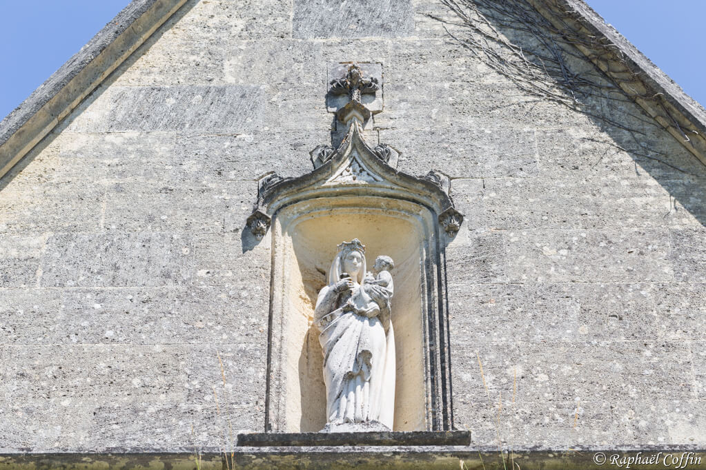 Statue de la vierge Marie ur une église abandonnée