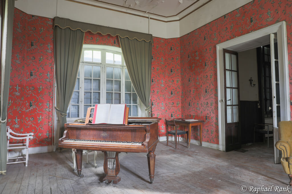Piano dans la pièce principale