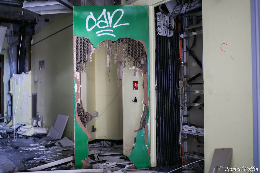 Porte défoncé dans la clinique du Colombier
