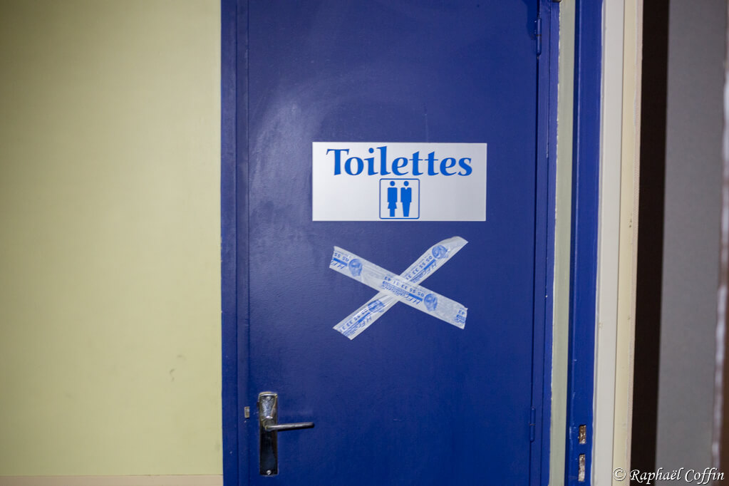 Toilettes fermées dans un hôpital abandonné