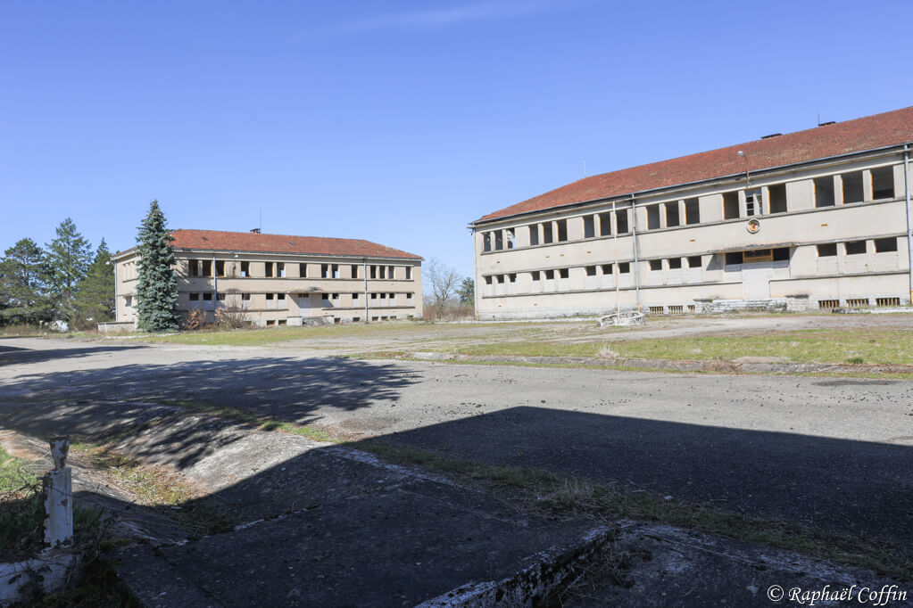 Les bâtiments principaux d'un camp mititaire abandonné