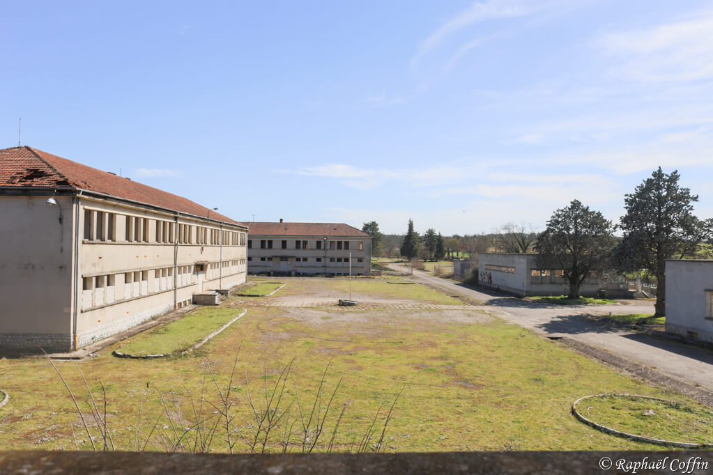 Vu du dessus des bâtiments du camp militaire abandonné