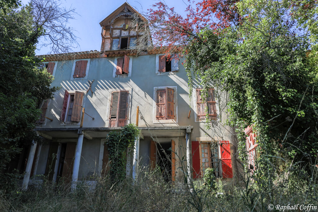 Urbex facade d'une magnifique villa abandonné au volets rouge