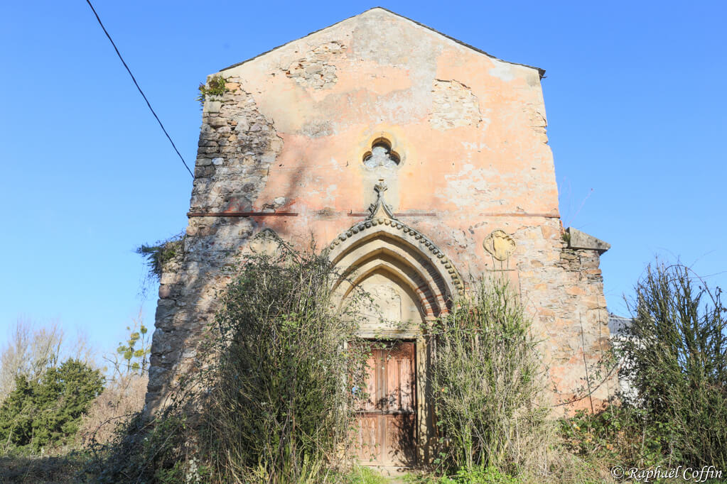 Intérieur chapelle abandonnée