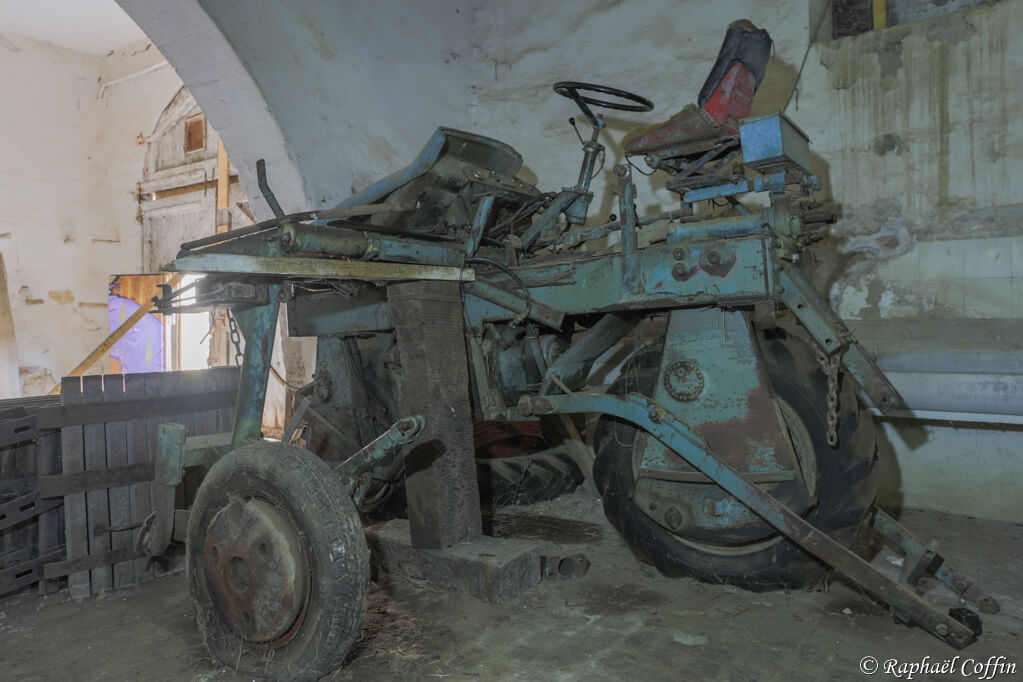 Très vieux tracteur inutilisé