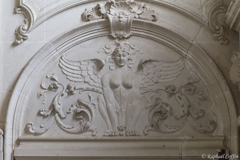 Sculpture d'une femme avec des ailes