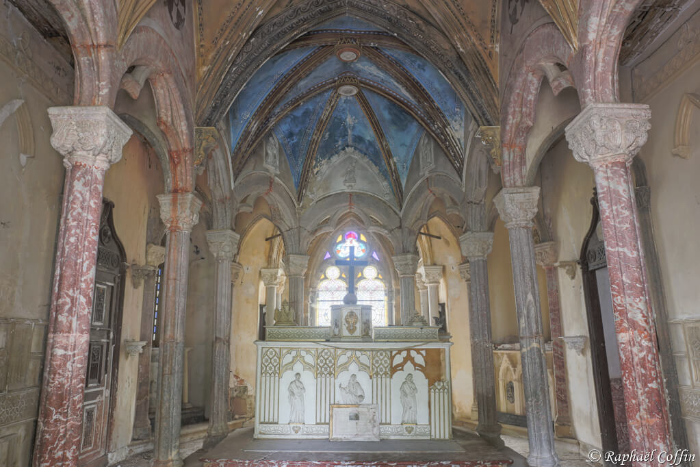 Interieur de la chapelle abandonnée
