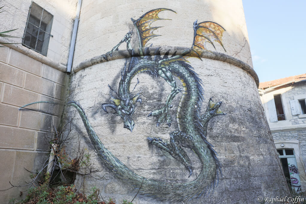 Tag d'un magnifique dragon sur un tour de château abandonné