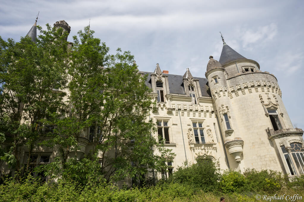 Château des gendarmettes envahit par la végétation
