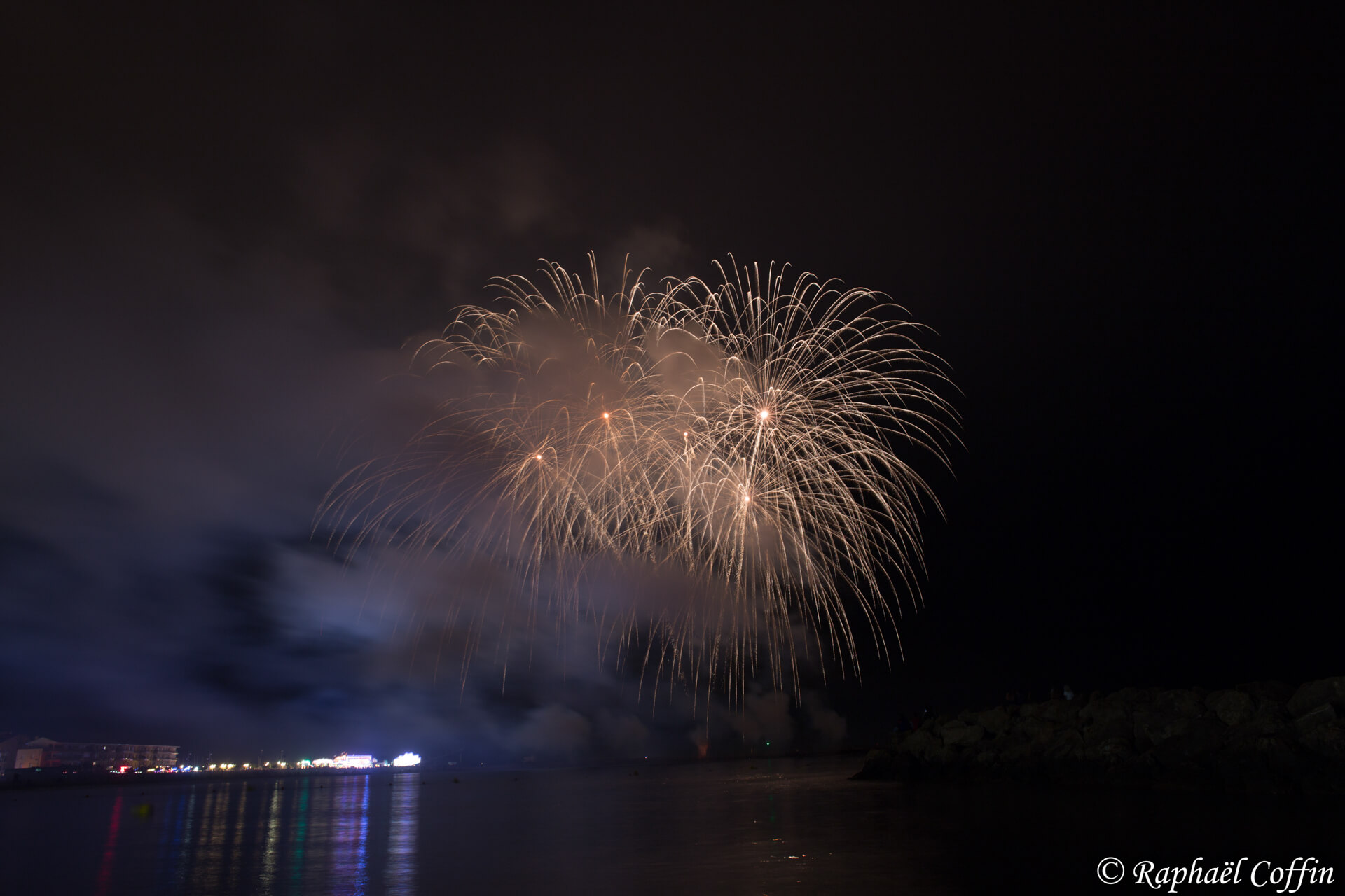 Feux d'artifice de Valras Plage 2017 en forme de boule orange.