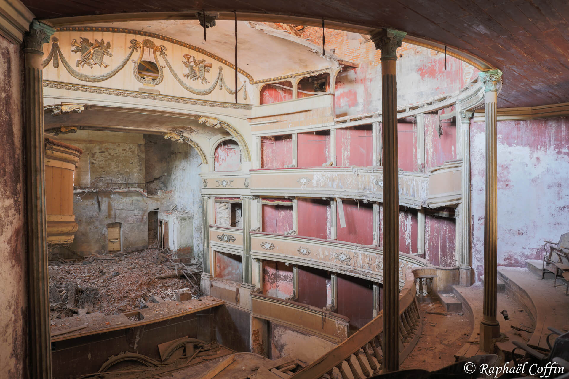 Très vieux théâtre abandonné