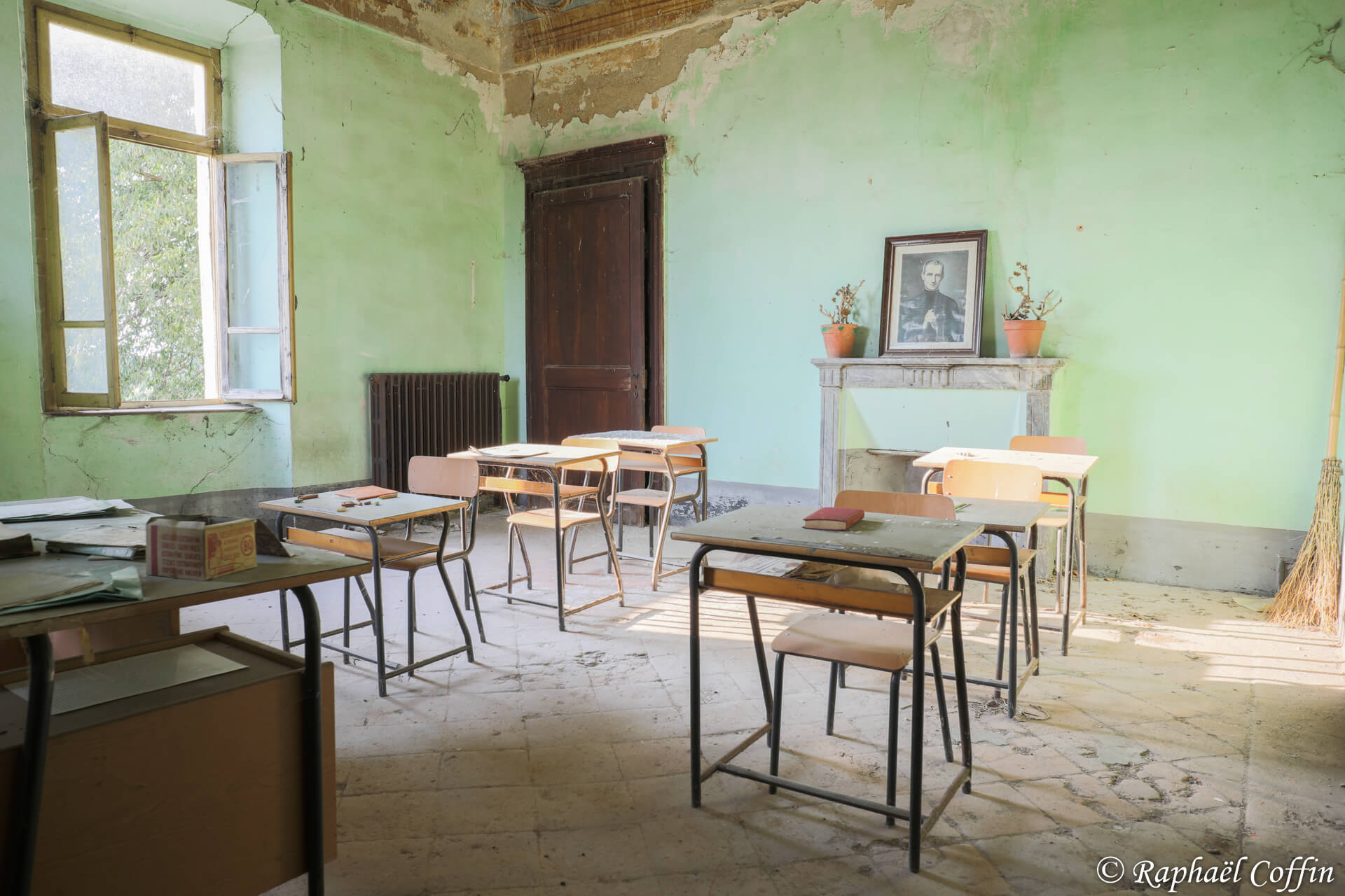 Urbex Globe school