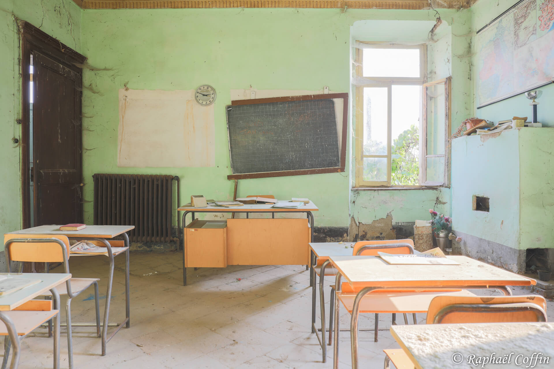 Salle de classe abandonnée en Italie