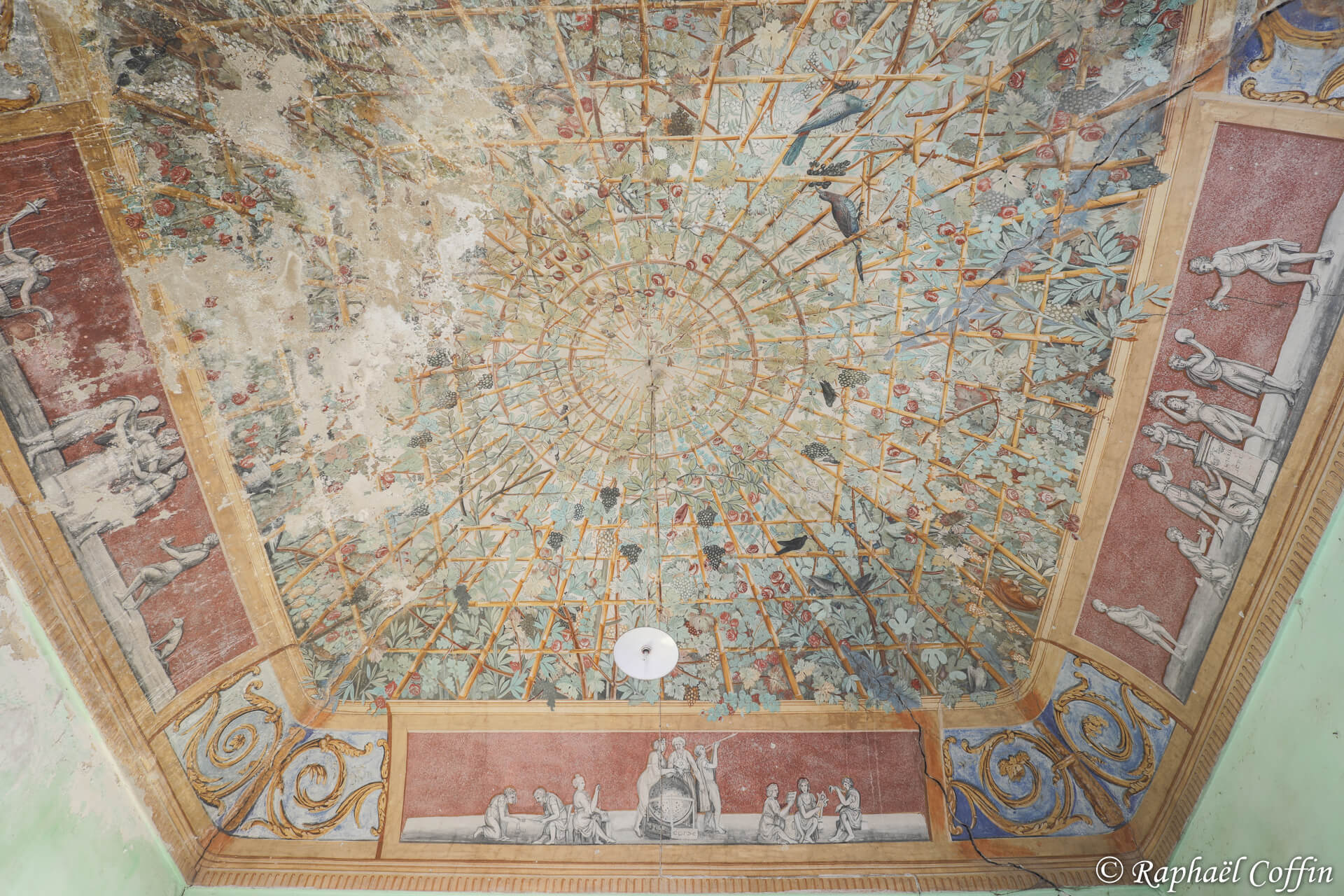 Plafond richement peint de la salle de classe