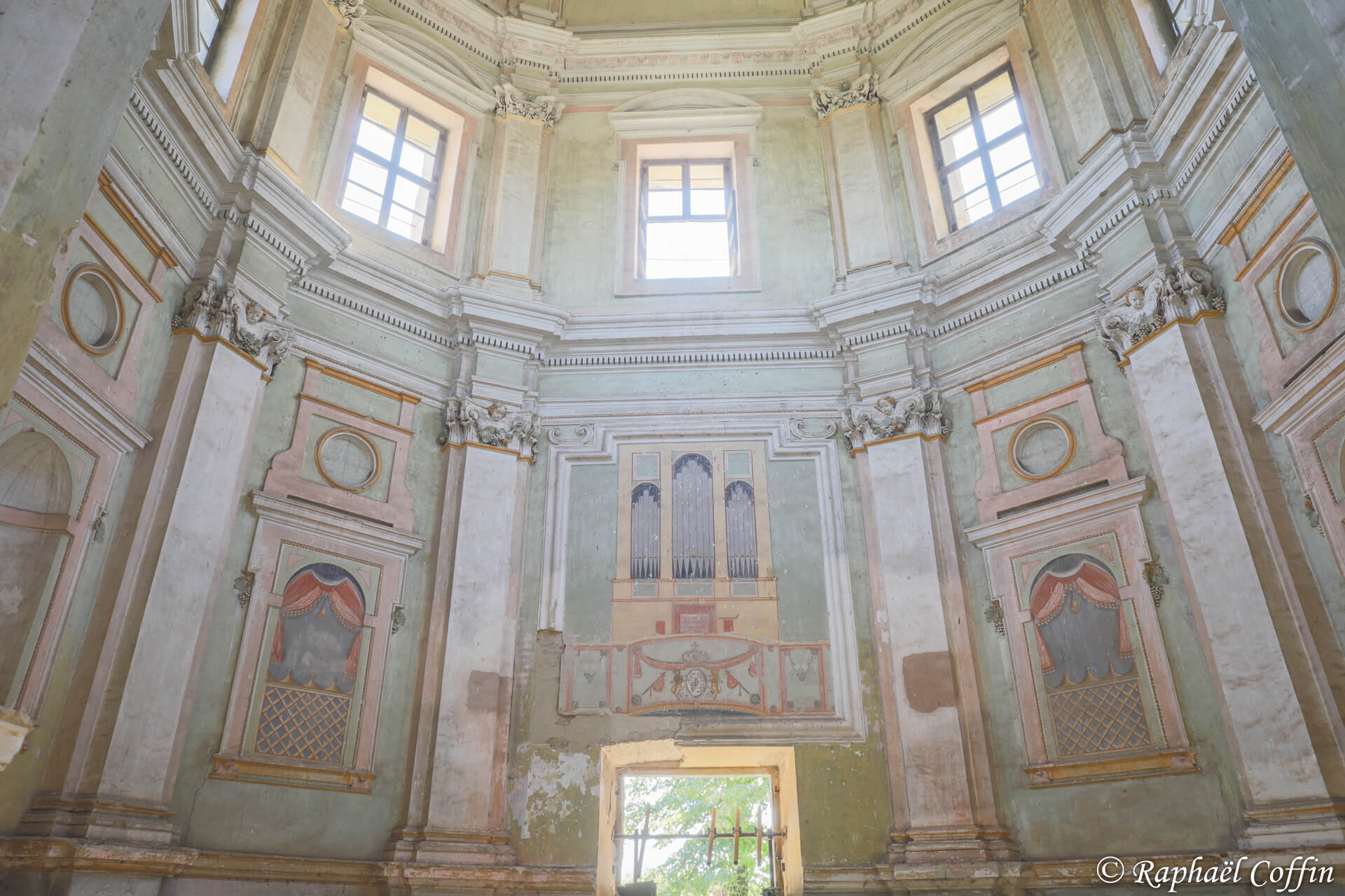 Mur de l'église avec trois fresques