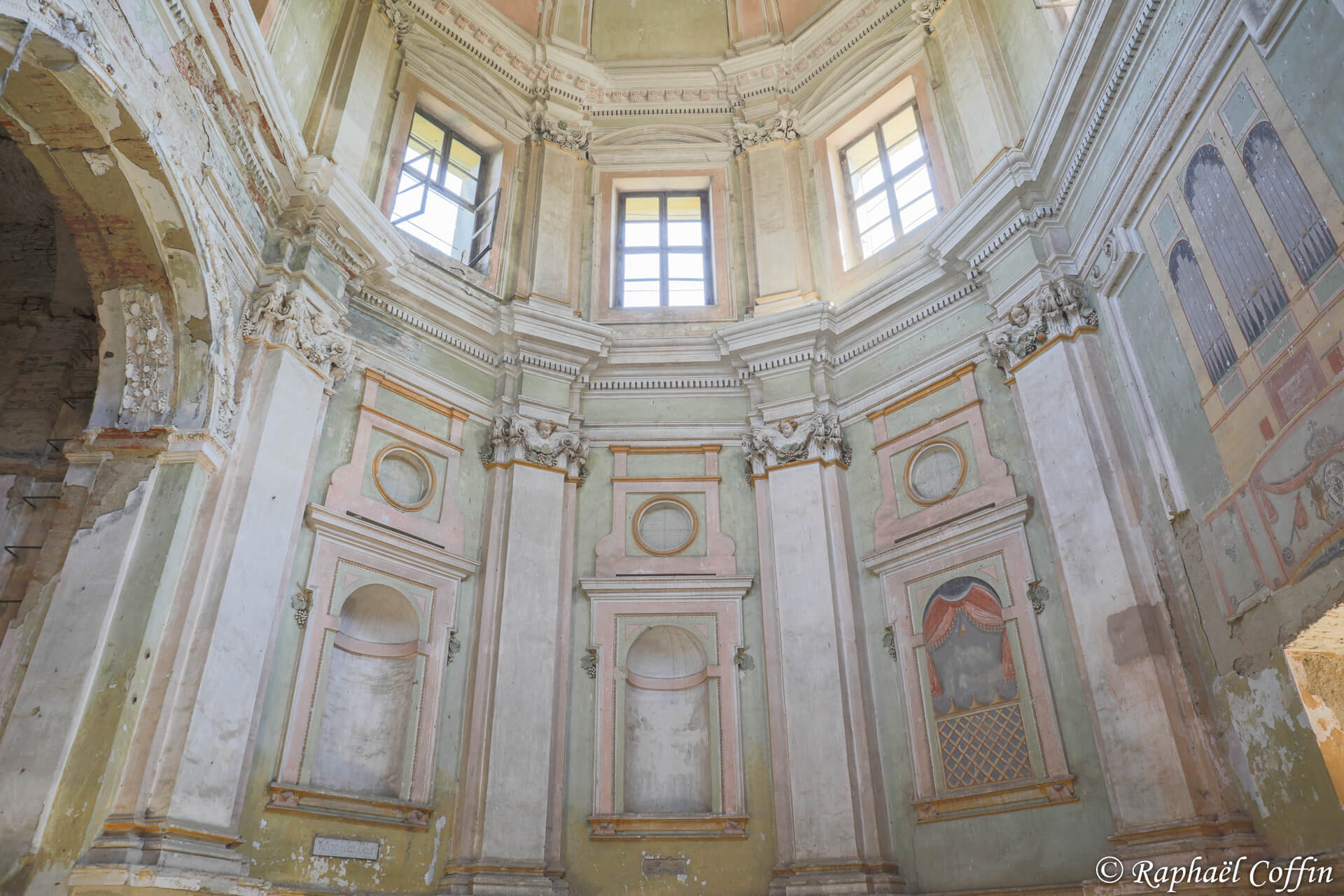 Mur de l'église avec trois alcôves