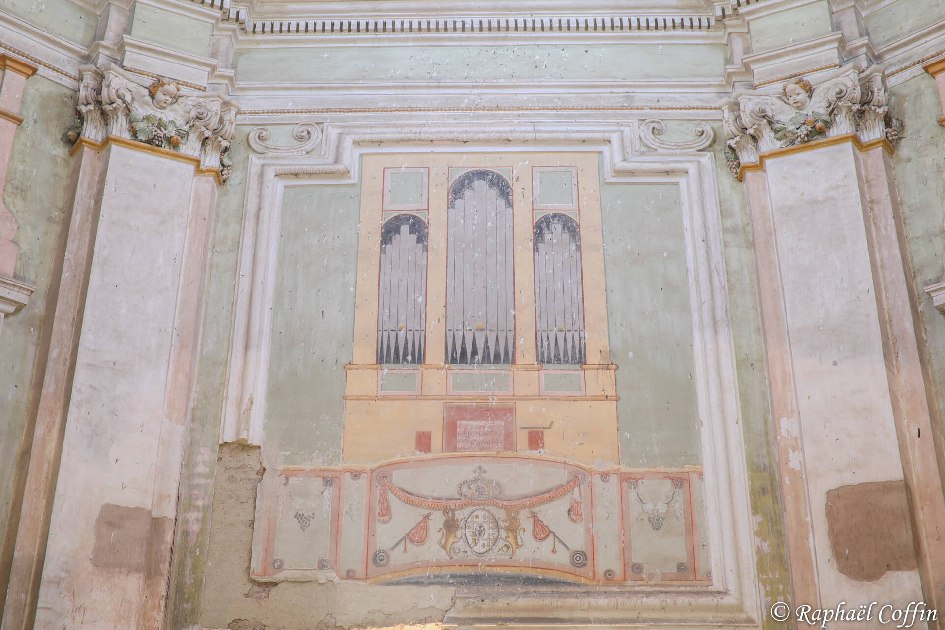 Fresque d'un orgue sur le mur de la chapelle