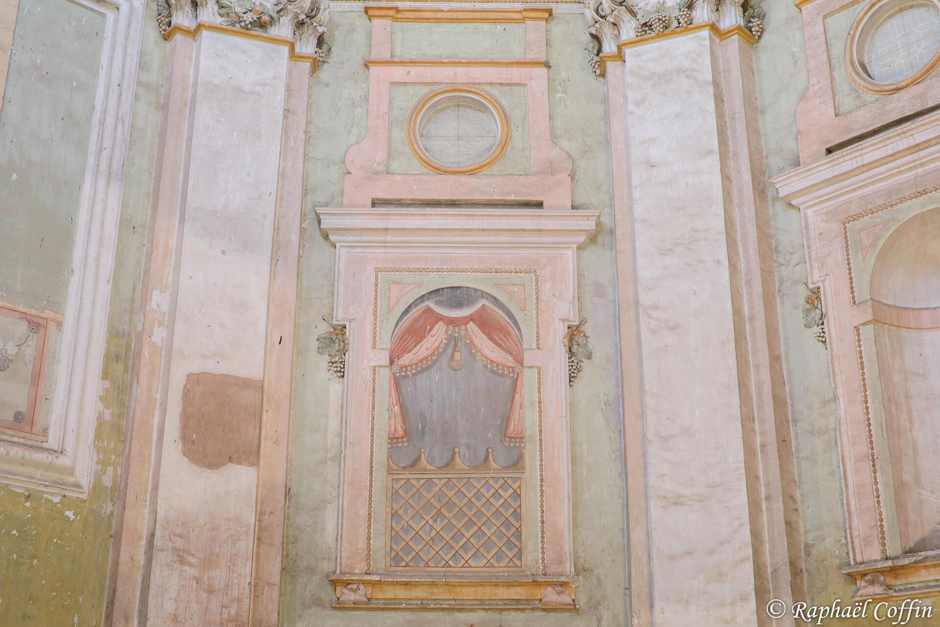 Un des murs de la chiesa foresta